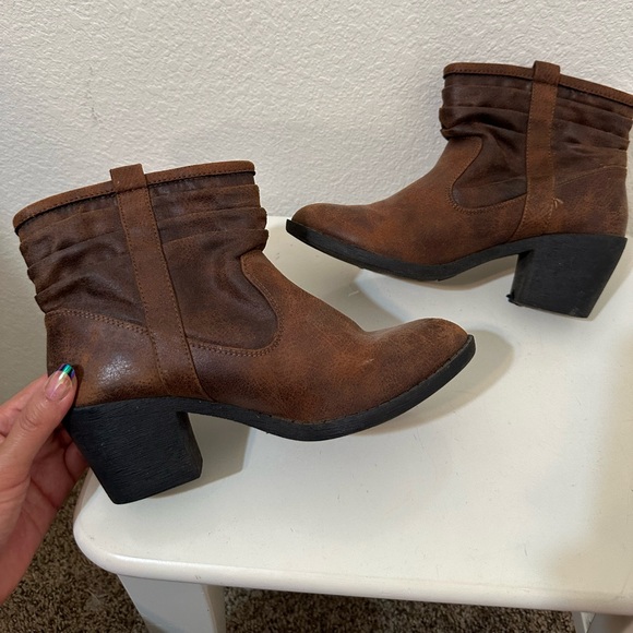 GUC Arizona Jeans Co. AZ Garber Chunky Heel Faux Leather Booties - Picture 2 of 9